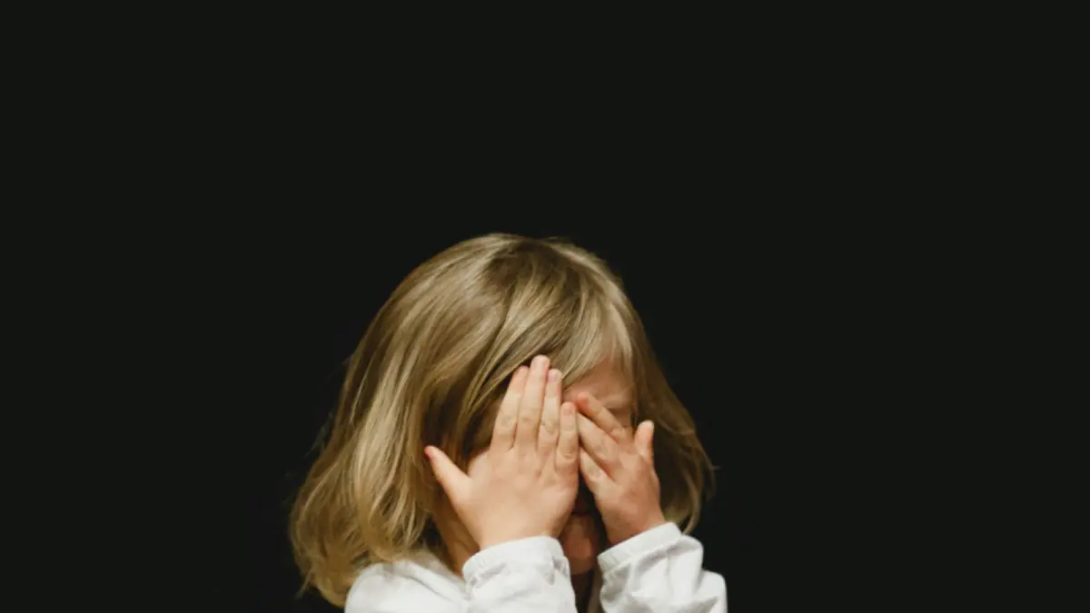 Selalu diminta mengerti, tapi jarang ditanya perasaannya. Anak perempuan sering memikul beban yang tak terlihat (Photo by Caleb Woods on Unsplash)