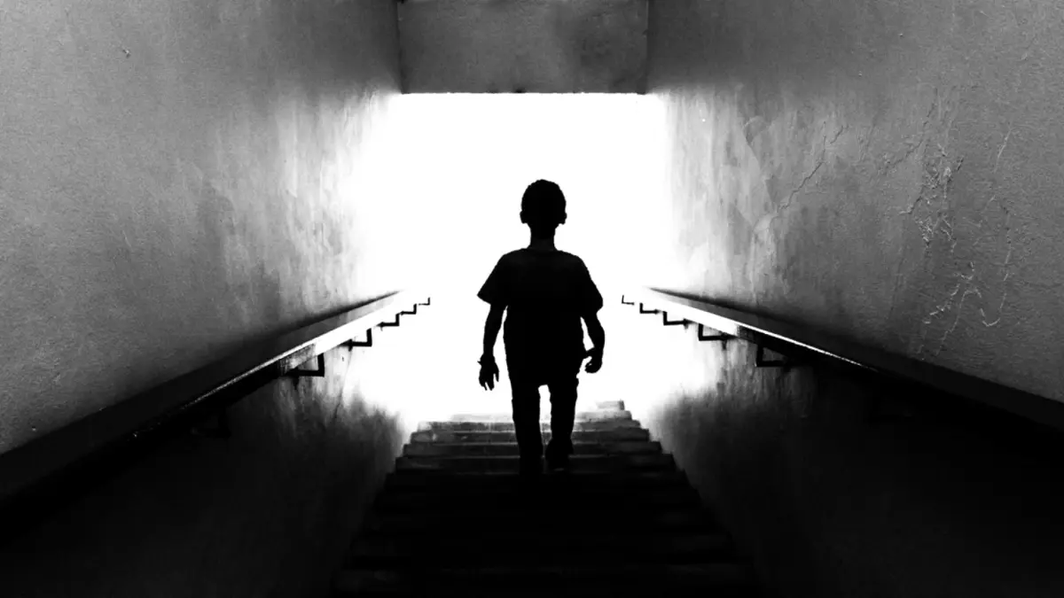 Selalu jadi contoh, tapi jarang ditanya perasaannya. Jadi anak pertama ternyata tak semudah yang terlihat. (Photo by Ömer Evren on Unsplash)