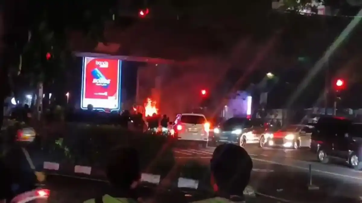 Demo yang awalnya damai tiba-tiba berubah chaos! Polisi ungkap fakta mengejutkan: pelaku kericuhan May Day bukan buruh. Lalu siapa sebenarnya? (jabar.tribunnews.com)
 