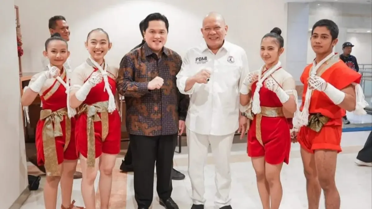 Menpora Erick Thohir, ketum PBMI La Nyalla Mattalitti, serta atlet Muaythai Indonesia. (Sumber foto: Instagram/pb.mi_)