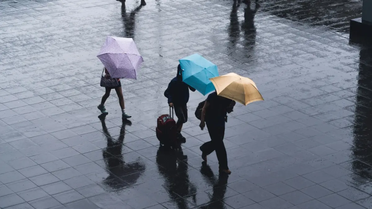 Pagi panas, sore hujan?. Hati-hati, cuaca Mei bisa diam-diam bikin tubuh drop! (Photo by Ryoji Iwata on Unsplash)