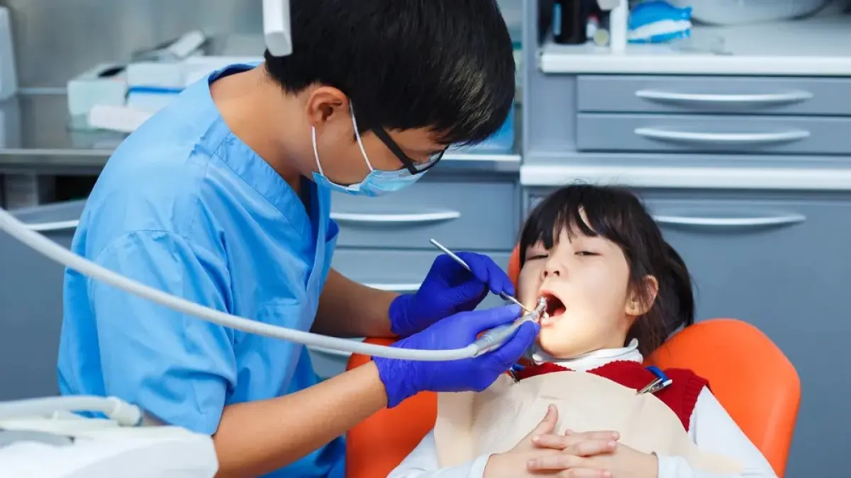 Masih nunggu anak sakit gigi dulu?. Ternyata dokter menyarankan anak ke dokter gigi sejak usia 1 tahun! Ini alasannya yang sering diabaikan orangtua (hellosehat.com)