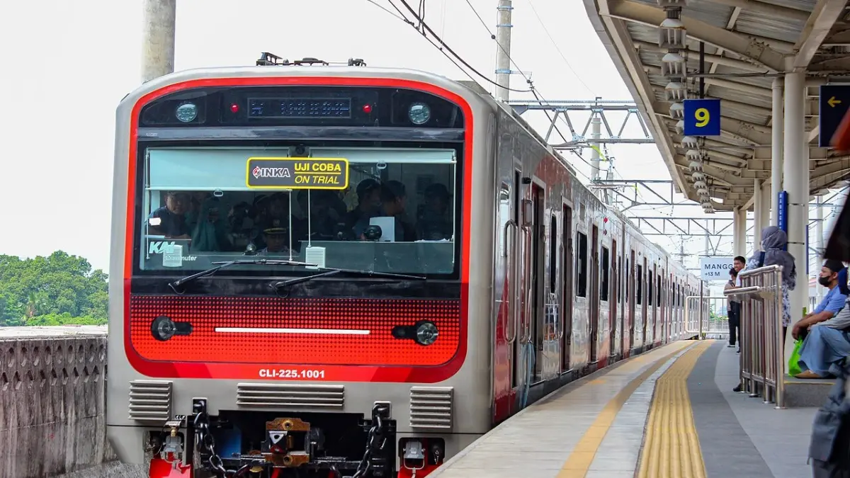 Serem banget!. Penumpang KRL ini mengaku lihat pria ngintip dari bawah peron. KAI langsung turun tangan, tapi hasilnya bikin penasaran. (id.wikipedia.org)