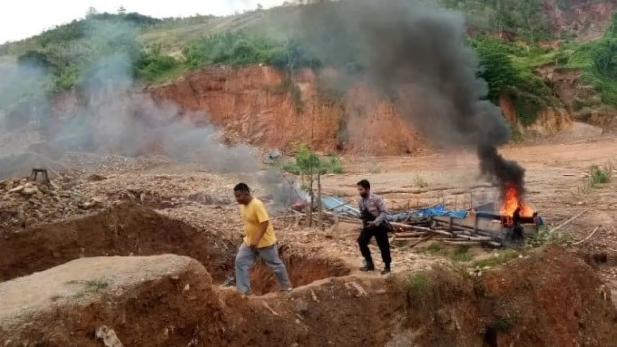 Bukan cuma tambang ilegal. Gunung Botak juga bongkar praktik miras & prostitusi! 16 WNA ikut diamankan dalam operasi besar ini (sumber: jawapos.com, kawasan tambang di Gunung Botak)