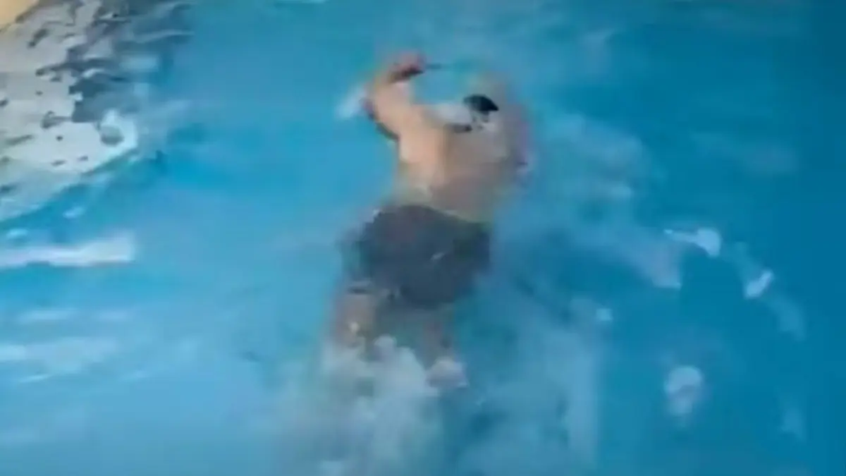 Dikabarkan masuk ICU, tapi malah berenang santai, Menkeu Purbaya langsung buktikan kondisinya lewat aksi di kolam renang! (sumber: screenshoot ig jawapos.com, Purbaya Yudhi Sadewa sedang berenang)