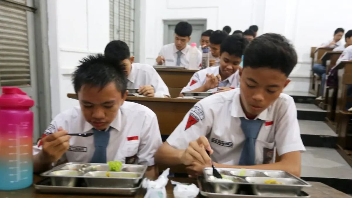 Program makan gratis ternyata nggak sesederhana itu. Butuh strategi besar dan kerja bareng banyak pihak. Siap jalan sukses?  (Dery Ridwansah/JawaPos.com)