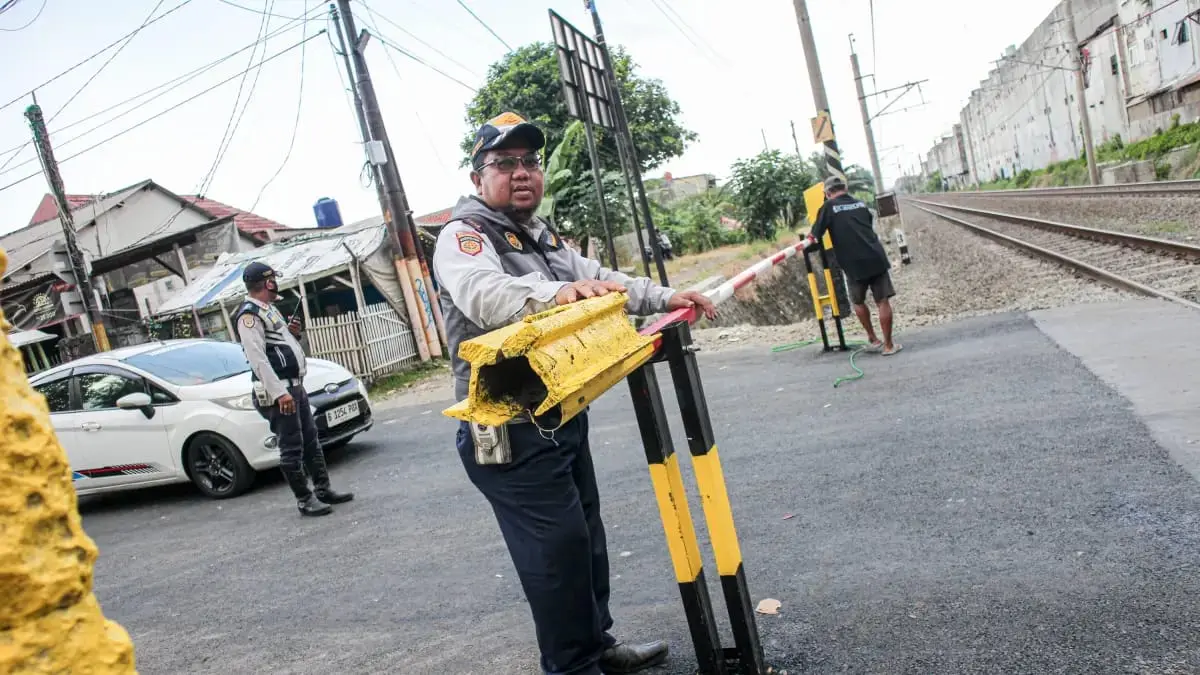 PT KAI lakukan pemasangan palang pintu di perlintasan sebidang Jalan Ampera, setelah tabrakan kereta api di Stasiun Bekasi Timur pada Senin (27/4). (Hanung Hambara/Jawa Pos)