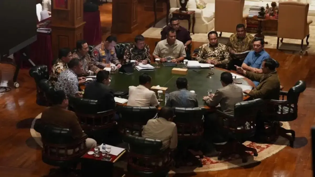 Rapat penting di Hambalang!. Prabowo kumpulkan pimpinan TNI, Polri, hingga BIN. Bahas apa saja di balik pertemuan tertutup ini? (jawapos.com)