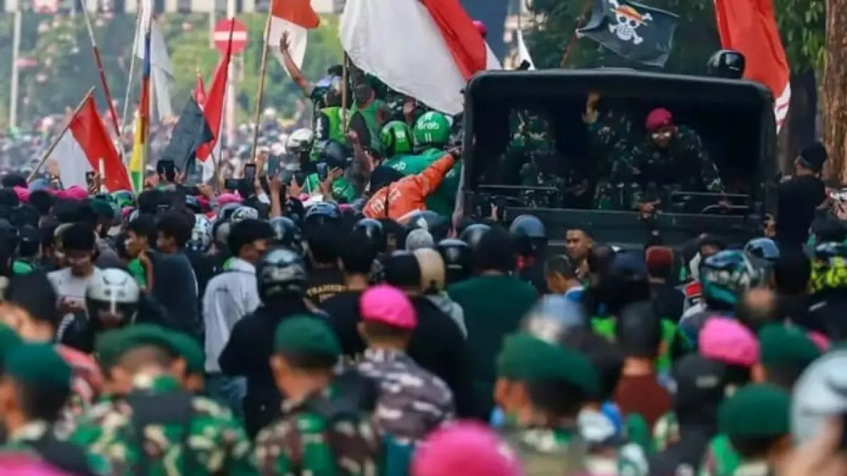 Ribuan aparat turun tangan. Tiga aksi demo besar di Jakarta Pusat dikawal ketat. Situasi aman atau justru memanas? (Situasi demo DPR Jakarta, 30 Agustus 2025 ( TikTok @one.piece.opc))