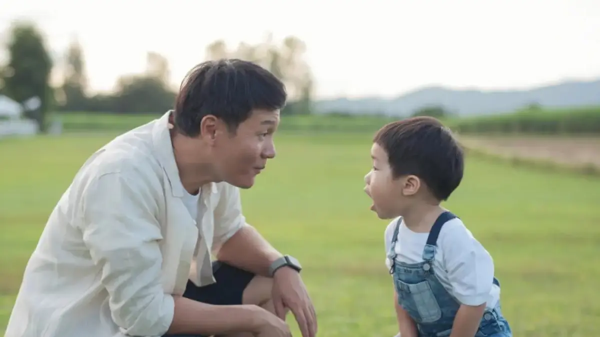 Tanpa sadar, kita bisa melukai anak sendiri, Kebiasaan kecil ini ternyata berdampak besar pada mental mereka hingga dewasa. Sudah tahu? (sumber: jawapos.com, ilustrasi orang tua dengan anak)