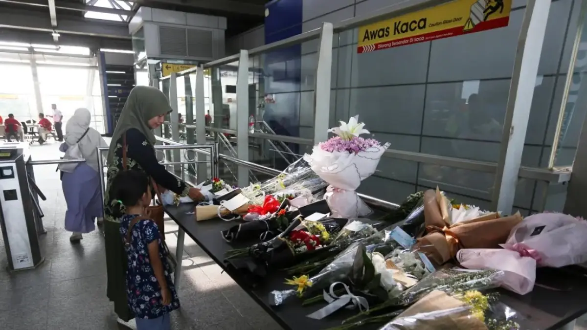 Warga memberikan karangan bunga dan doa untuk para korban kecelakaan KRL Jabodetabek di Stasiun Bekasi Timur, Bekasi, Jawa Barat, Kamis (30/4/2026). (Dery Ridwansah/ JawaPos.com)