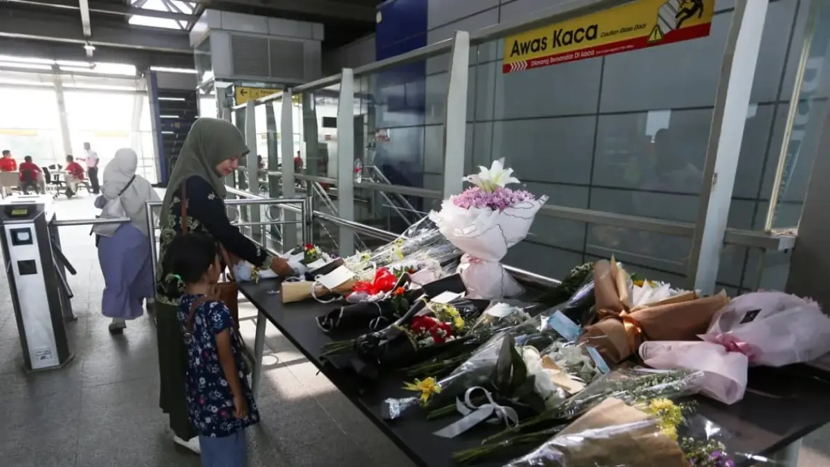 Warga memberikan karangan bunga dan doa untuk para korban kecelakaan KRL Jabodetabek di Stasiun Bekasi Timur, Bekasi, Jawa Barat, Kamis (30/4/2026). (Dery Ridwansah/ JawaPos.com)