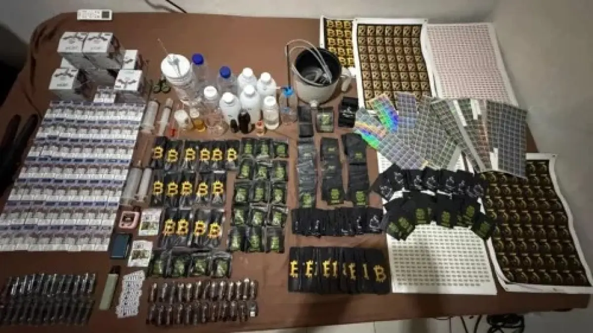 Barang bukti yang diamankan Polda Metro Jaya dalam pengungkapan praktik Clandestine Lab pembuatan Cartridge Vape yang mengandung Narkotika golongan II jenis Etomidate di wilayah Tamansari, Jakarta Barat, Jumat (1/5/2026).  (Sumber foto: HO-Humas Polda Metro Jaya/aa.)