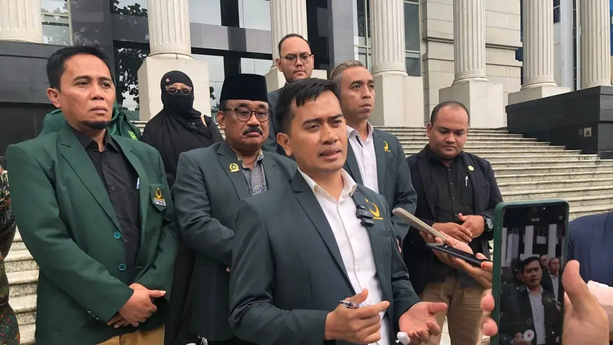 Ketua Umum DPP PBB Hasil Muktamar VI Bali Gugum Ridho Putra menyampaikan keterangan usai menjalani sidang perdana atas gugatan UU Parpol di MK pada Senin (4/5). (Sumber foto:  JawaPos.com)