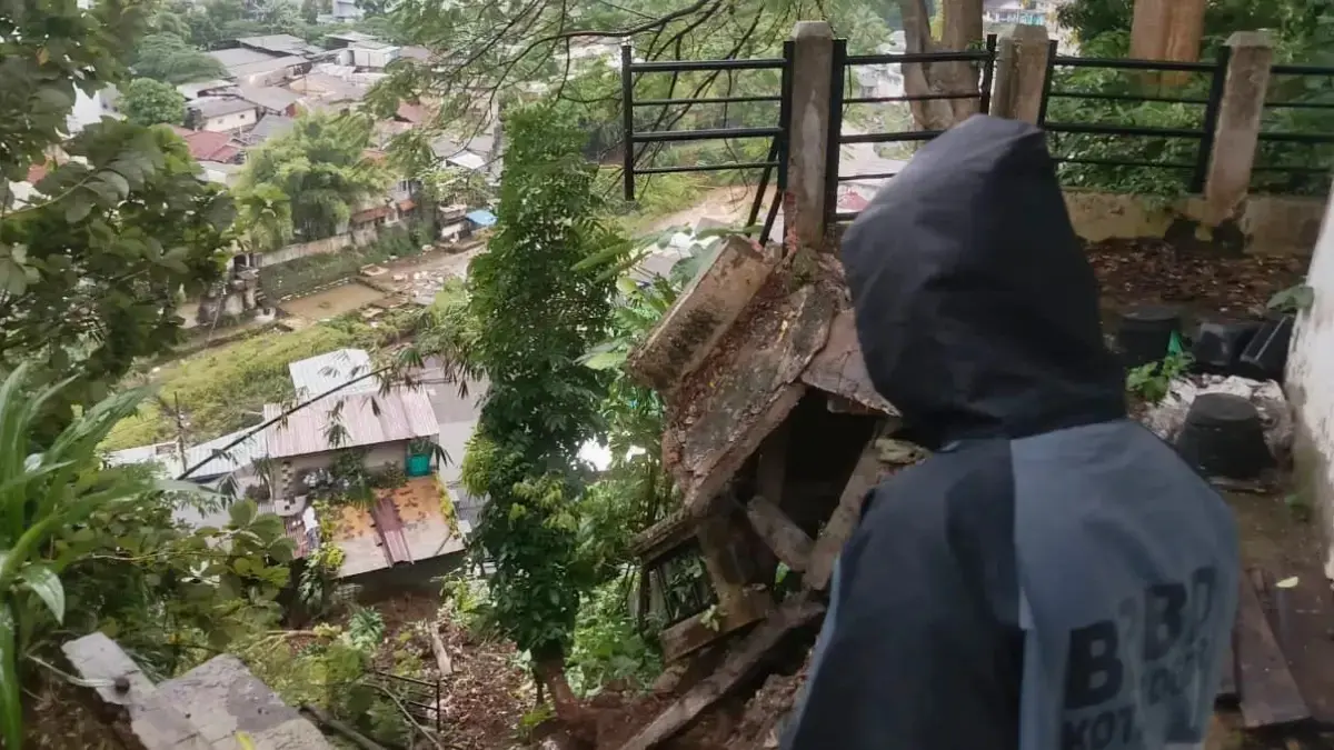 Longsor terjadi di wilayah Sukasari, Kota Bogor sejumlah rumah warga terdampak.  (Sumber foto : Dok. BPBD Kota Bogor)