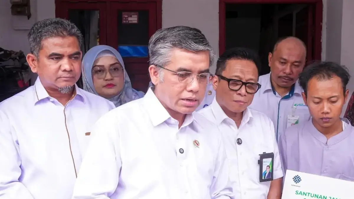 Menteri Ketenagakerjaan (Menaker) Yassierli seusai menyaksikan penyerahan santunan ahli waris korban kecelakaan kereta apikepada di Cikarang, Bekasi, Jawa Barat, Senin (4/5/2026). (Sumber foto: jawapos.com).