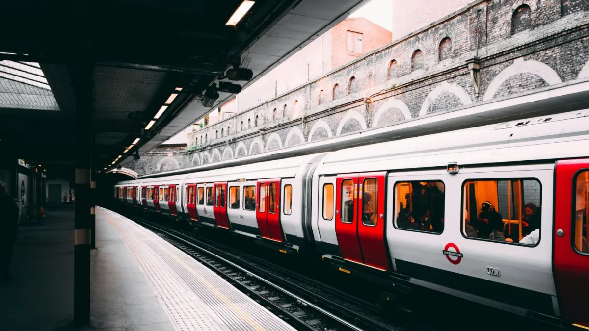 Panduan lengkap naik kereta api untuk pemula agar perjalanan lebih aman, nyaman, dan menyenangkan. (Photo by Tomas Anton Escobar on Unsplash)