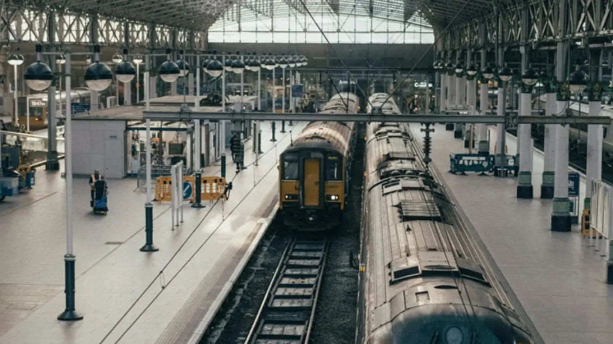 Panduan memilih gerbong kereta paling aman dengan memahami struktur rangkaian, risiko, dan faktor keselamatan. (Photo by Chris Yang on Unsplash)
