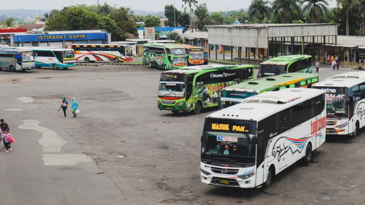 pentingnya kesadaran pengguna dalam menjaga kenyamanan transportasi umum melalui etika dan budaya kolektif. (Photo by Alfandri Fitrahadi on Unsplash)
