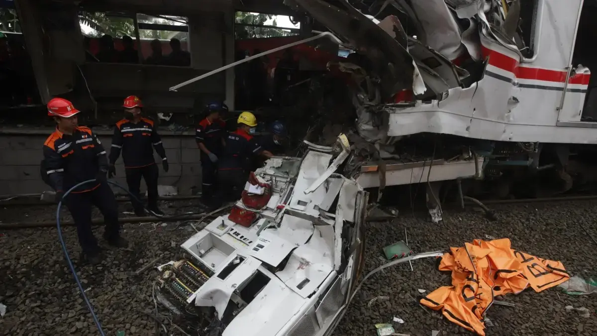 Petugas mengevakuasi gerbong KRL Commuterline yang tabrakan dengan KA Argo Bromo Anggrek di Stasiun Bekasi Timur, Bekasi, Jawa Barat, Selasa (28/4/2026). (Dery Ridwansah/ JawaPos.com)