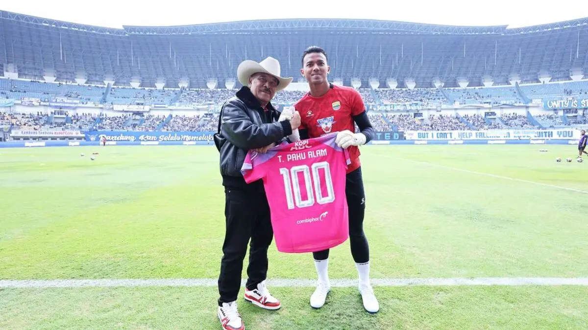 Seremonial Teja Paku Alam saat mencapai 100 pertandingan bersama Persib. (Sumber foto: persib)