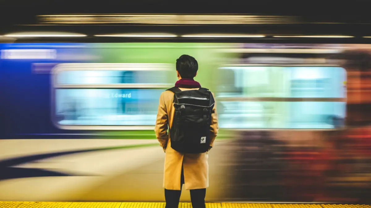 Ulasan transportasi umum di era modern, membahas kenyamanan, fasilitas, masalah, dan harapan masyarakat ke depan. (Photo by kwan fung on Unsplash)