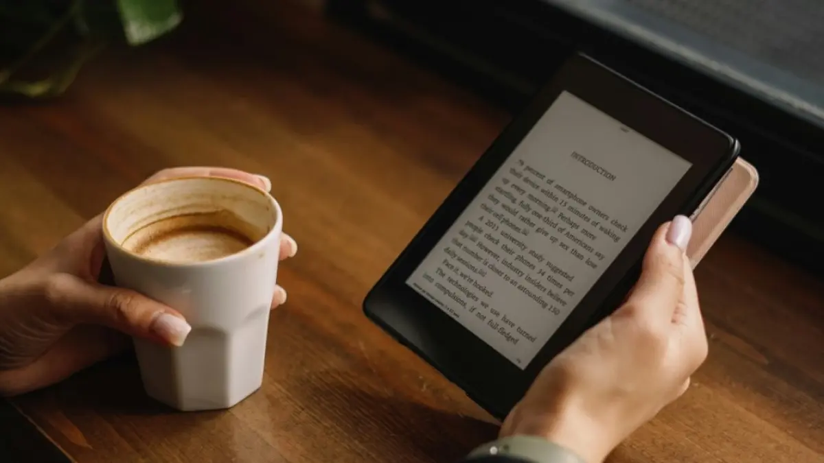 Banyak yang tergoda beli e-reader… tapi nggak semua cocok! Ini fakta yang jarang dibahas sebelum kamu beli (Photo by Lala Azizli on Unsplash)