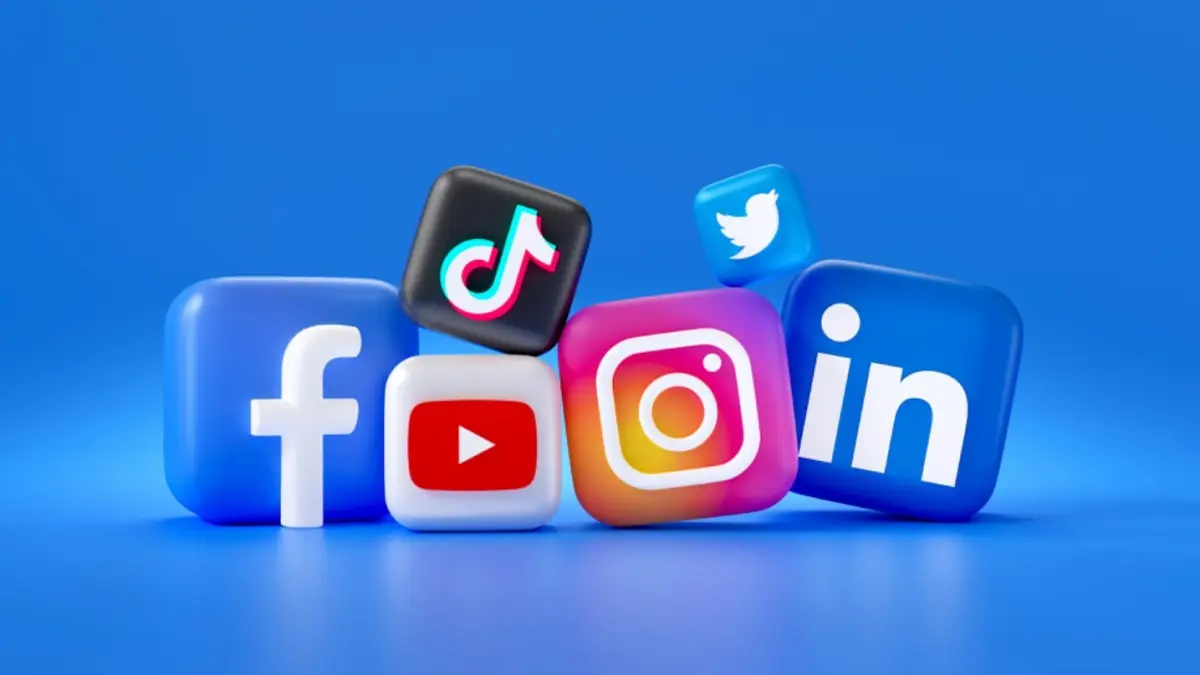 fenomena kesepian di era media sosial, di mana banyak koneksi tidak selalu berarti kedekatan yang nyata. (Photo by Mariia Shalabaieva on Unsplash)