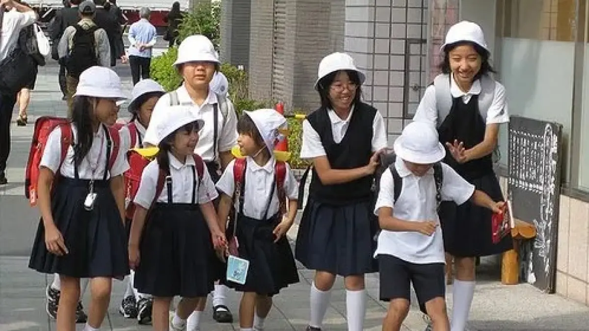 Jepang kini menghadapi ancaman serius akibat krisis populasi. Angka kelahiran terus turun, anak muda makin enggan menikah, dan jumlah lansia terus meningkat. Ilmuwan bahkan memperingatkan Jepang bisa menghadapi ancaman kepunahan jika kondisi ini terus berlanjut. (medium.com)