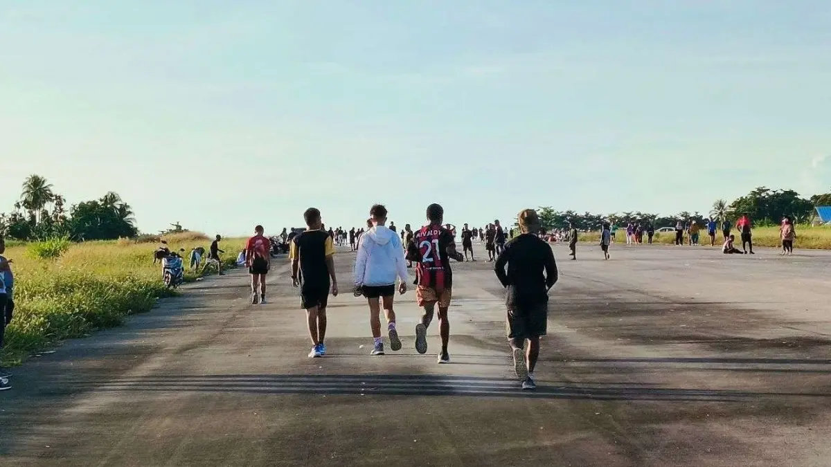 Awalnya cuma biar nggak rebahan terus… eh malah jadi candu sehat, Buat banyak Gen Z, lari sekarang bukan soal cepat atau kompetisi, tapi cara buat jaga badan sekaligus warasin pikiran. Nggak harus langsung jauh, yang penting konsisten dulu. (Foto:RRI/Novi Ulyana )
