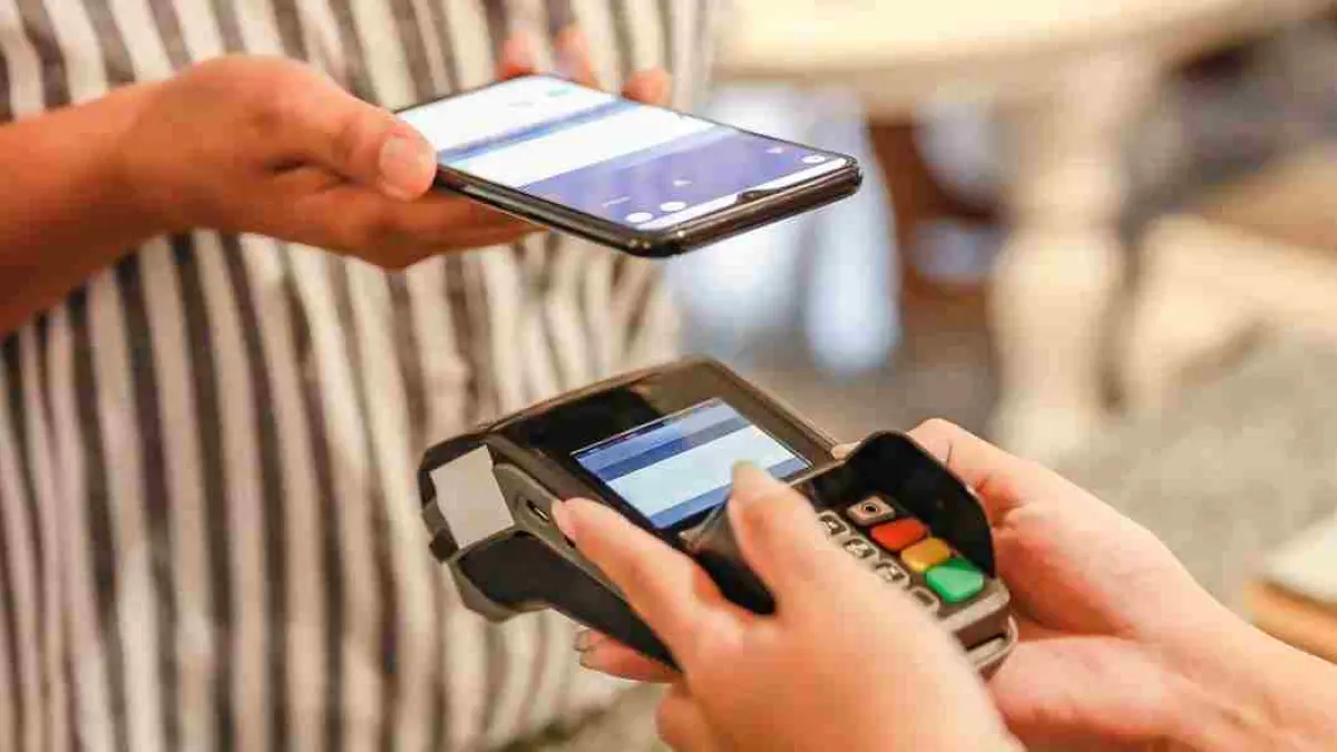 Dompet makin tipis, tapi transaksi malah makin ramai. Sekarang beli kopi, bayar parkir, sampai jajan online cukup scan QR pakai HP. Praktis banget… tapi tanpa sadar bikin pengeluaran jadi susah terasa. Fenomena cashless society kini makin meledak di Indonesia. (ilustrasi)