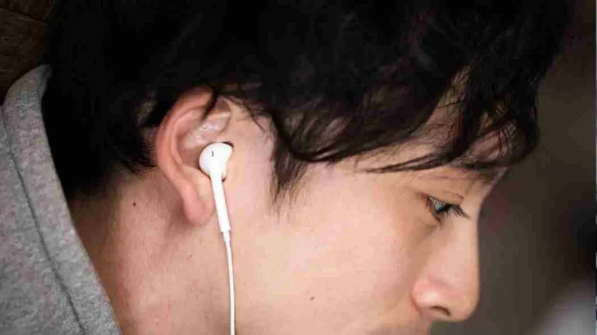 Di era semua serba wireless, Gen Z malah balik pakai earphone kabel… ternyata alasannya lebih dalam dari sekadar nostalgia (ilustrasi)
