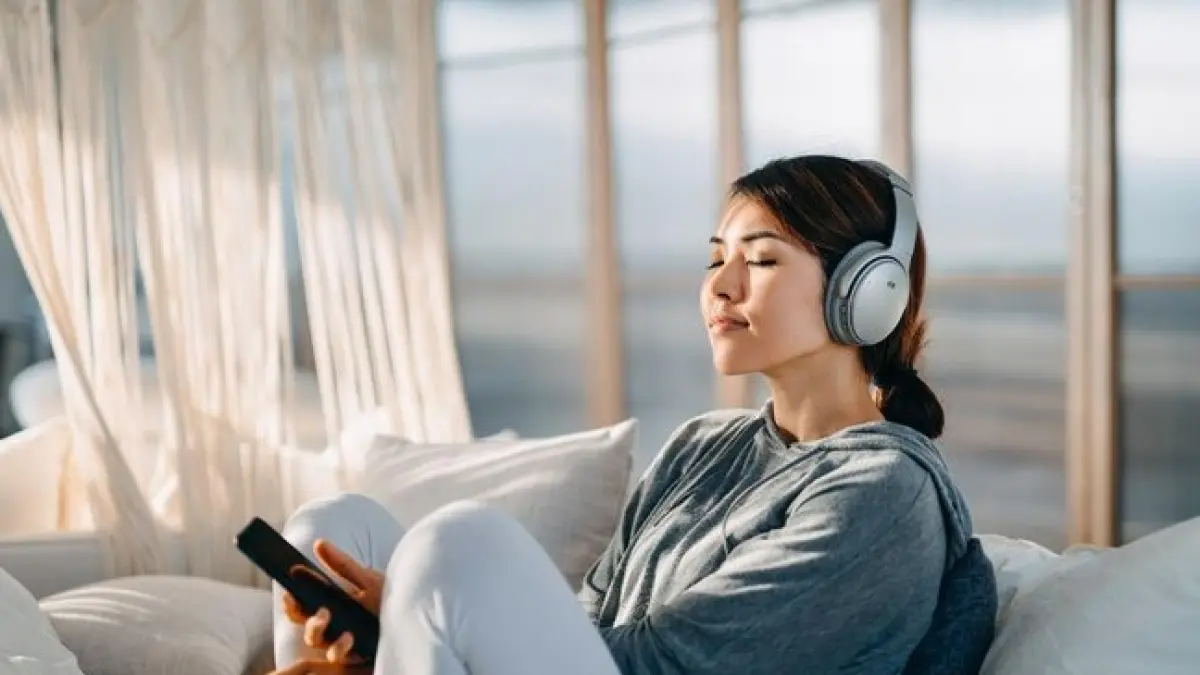 Bangun tidur denger musik, kerja pakai playlist, sampai tidur masih pakai earphone, Buat Gen Z, musik sekarang bukan cuma hiburan—tapi “teman hidup” yang selalu nemenin di setiap mood (Foto: Getty Images/AsiaVision)