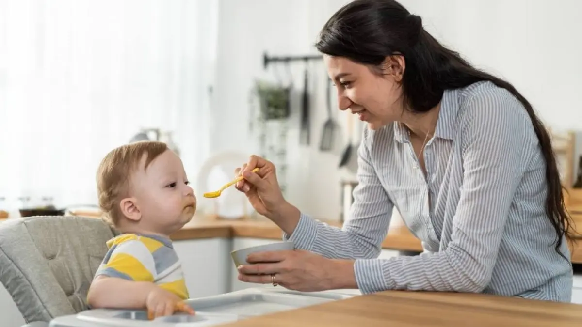 Banyak orang tua masih salah kaprah soal MPASI. Bayi yang sering nangis atau lihat makanan belum tentu siap makan lho! Memberi MPASI terlalu dini justru bisa memicu gangguan pencernaan hingga risiko alergi. Jadi sebenarnya kapan usia ideal bayi mulai MPASI? (ilustrasi)