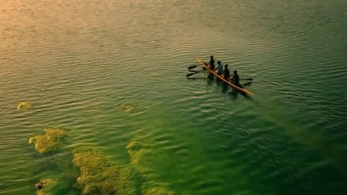 Airnya hijau zamrud seperti lukisan, Danau Haoyang di Tiongkok disebut sebagai salah satu danau terhijau di dunia dengan panorama yang bikin tenang. (id.trip.com)