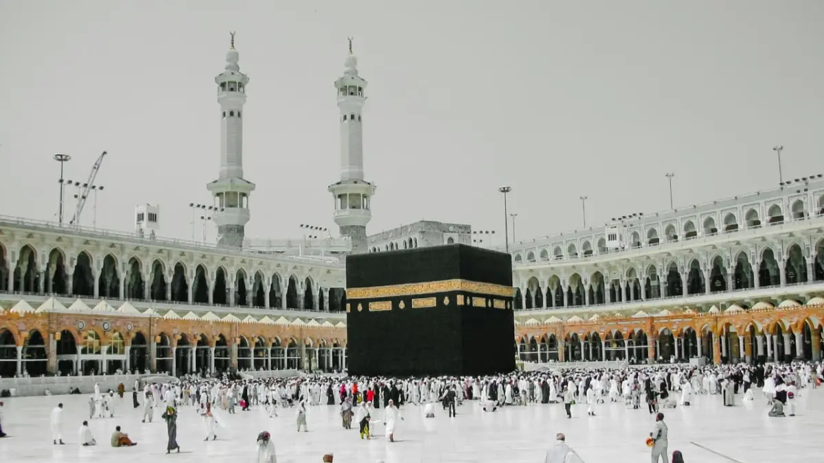 perjalanan menuju ibadah haji, dimulai dari niat, usaha kecil, hingga keyakinan bahwa setiap orang memiliki waktunya. (Foto oleh Sam Riz di Unsplash)