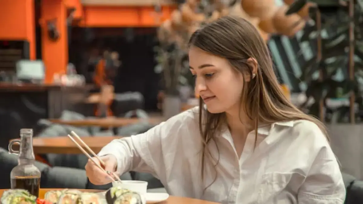 Makan sendirian ternyata bukan tanda kesepian, Psikologi justru menyebut orang yang nyaman melakukannya sering punya mental lebih matang dan emosional lebih stabil. (Magnific/pvproductions)