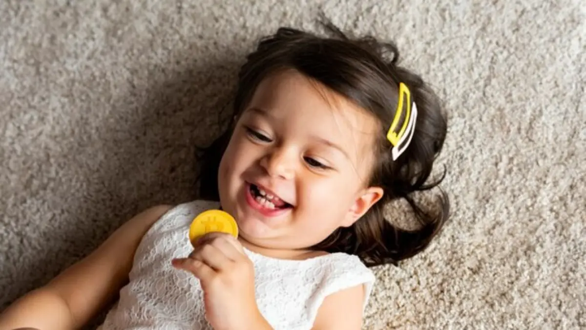 Ternyata bukan cuma pola asuh, Menu makan anak juga berpengaruh besar pada emosi dan perilaku mereka. Camilan manis berlebihan disebut bisa picu tantrum dan agresivitas. (sumber: jawapos.com, ilustrasi anak kecil yang sedang bermain)