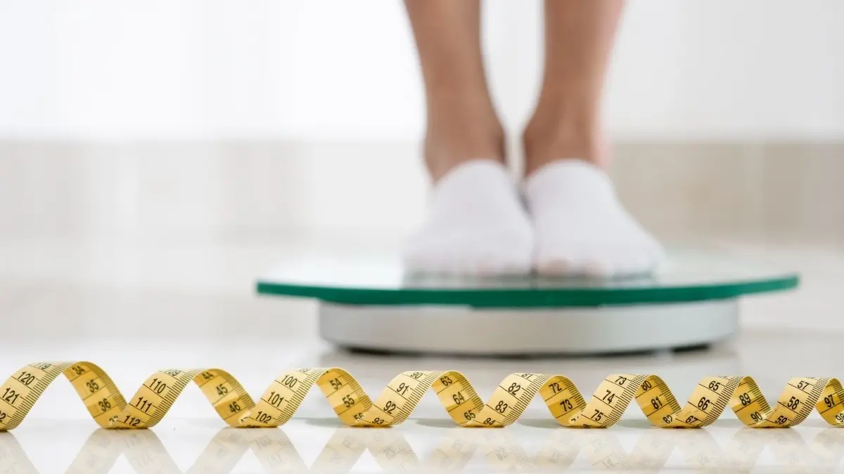 Tubuh kurus belum tentu sehat. Lemak viseral tersembunyi pada fenomena skinny fat ternyata bisa memicu diabetes hingga serangan jantung di usia muda. (sumber: jawapos.com, ilustrasi seseorang yang sedang menimbang berat adan)
