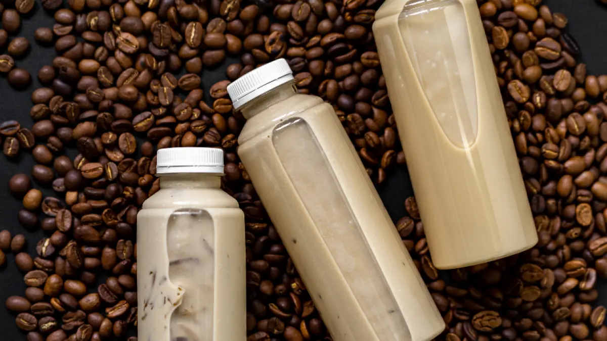 Minuman literan terlihat hemat, estetik, dan cocok buat konten. Tapi benarkah worth it, atau sebenarnya cuma strategi marketing yang bikin kita kalap beli? (ilustrasi)