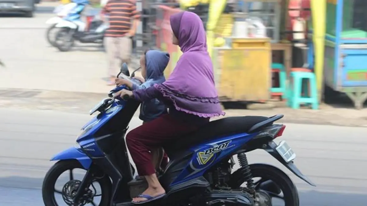 Ternyata ibu-ibu bukan satu-satunya “villain” di jalan raya. Dari pengendara perokok sampai motor tanpa lampu malam hari, semuanya punya kemampuan bikin emosi naik tanpa aba-aba. (ilustrasi)