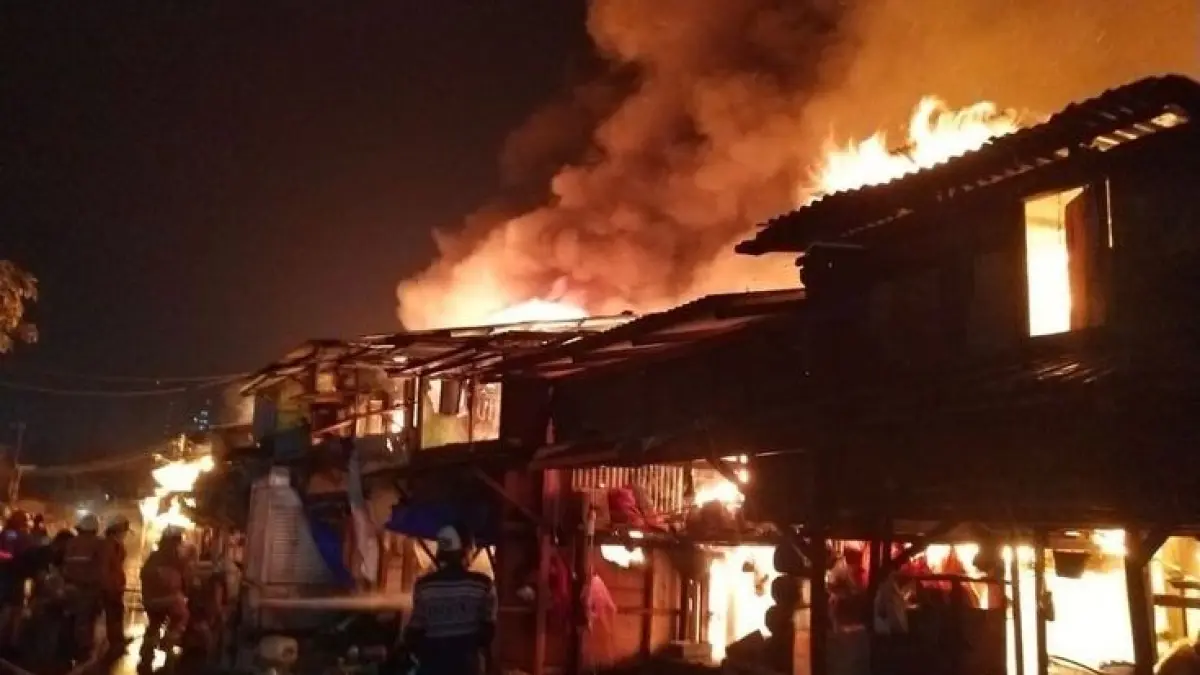 Rumah di Plumbon, Cirebon hangus terbakar diduga akibat korsleting kipas angin yang sedang menyala. Dua motor ikut ludes terbakar. (Sumber Foto: Pinterest Ilustrasi Kebakaran Rumah)