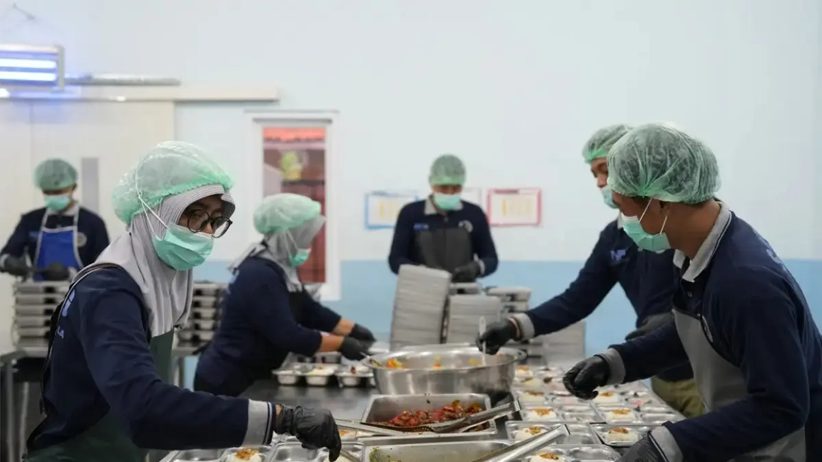 BGN bakal tindak tegas SPPG yang belum punya Sertifikat Laik Higiene dan Sanitasi (SLHS)!. Operasional SPPG tanpa sertifikat terancam disuspend demi menjaga kualitas Program Makan Bergizi Gratis (Jawapos.com)