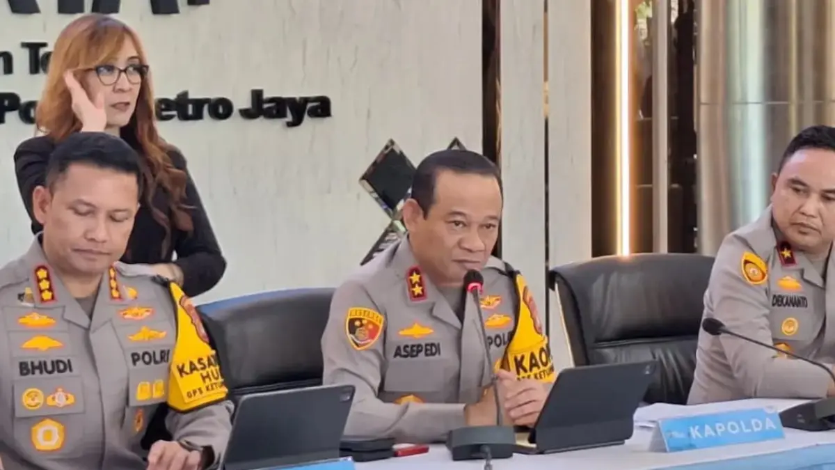 Kapolda Metro Jaya Irjen Pol Asep Edi Suheri (tengah). (Sabik Aji Taufan/JawaPos.com)
