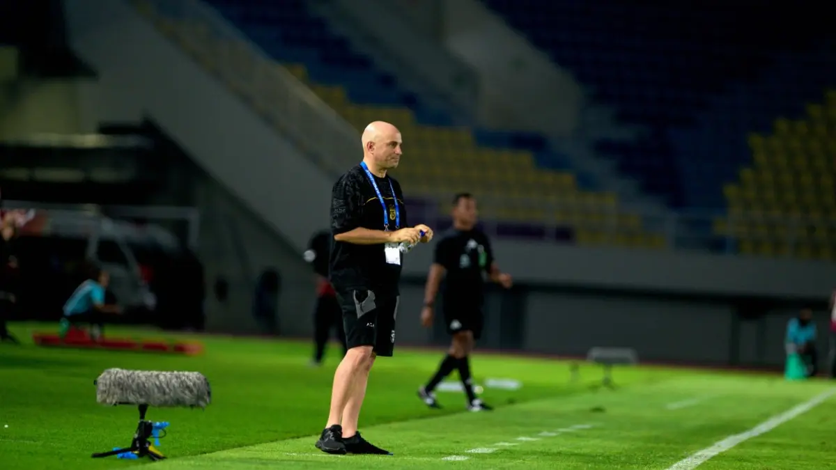 Persebaya Surabaya menghadapi ujian berat jelang lawan Semen Padang FC!. Pelatih Bernardo Tavares mengakui jadwal padat dan kondisi pemain yang belum fit menjadi tantangan besar bagi Bajol Ijo (persebaya.id)