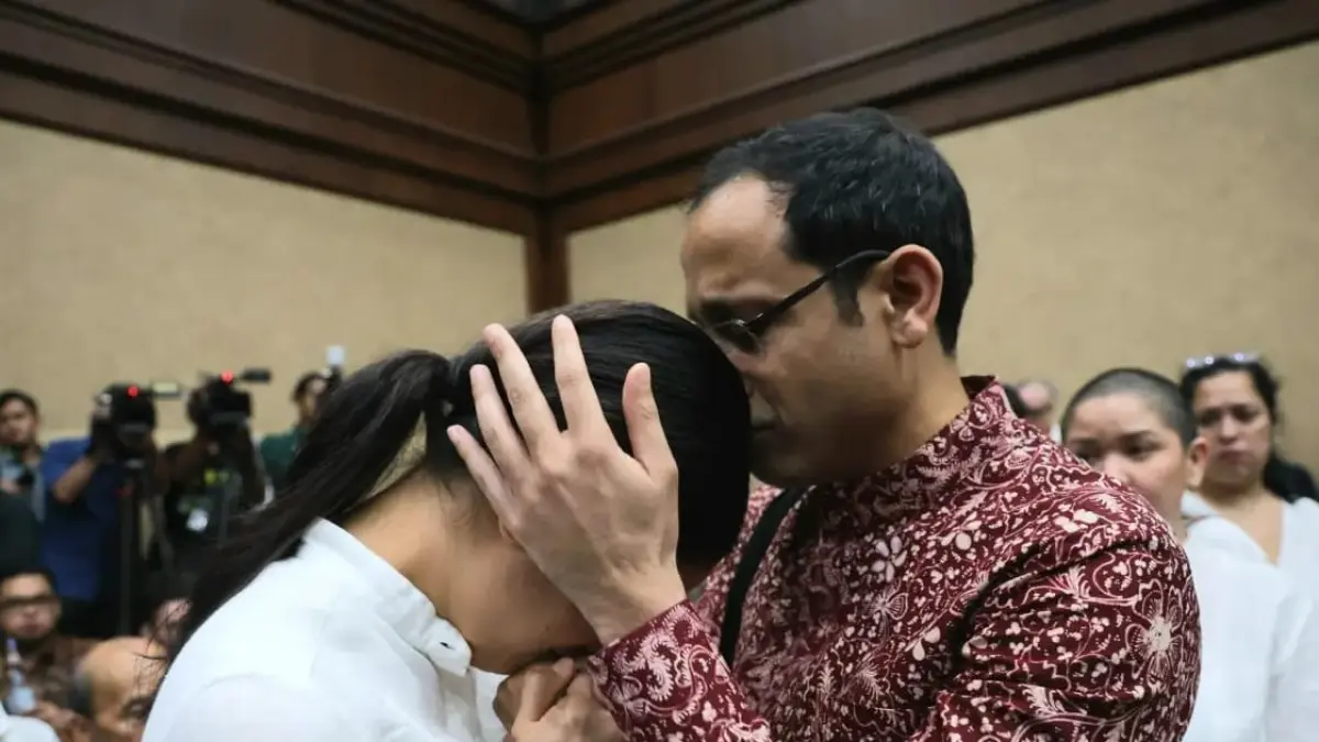 Mantan Mendikbudristek Nadiem Anwar Makarim memeluk sang istri saat menjalani sidang tuntutan dalam kasus dugaan korupsi pengadaan laptop Chromebook dan Chrome Device Management (CDM) di Pengadilan Tipikor, Jakarta, Rabu (13/5/2026). (Dery Ridwansah/ JawaPos.com) 