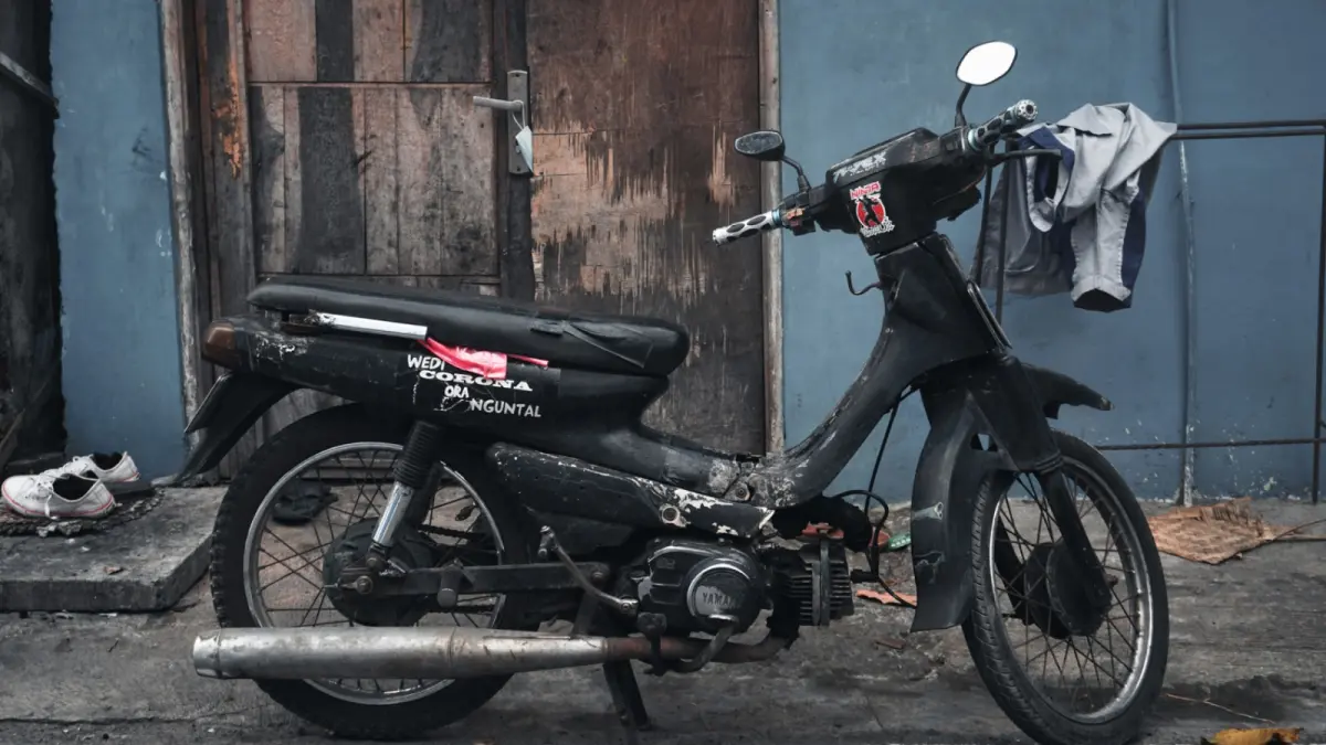 cara memilih motor bekas dengan aman, agar tetap nyaman dipakai dan tidak merugikan pembeli. (Photo by Visual Karsa on Unsplash)