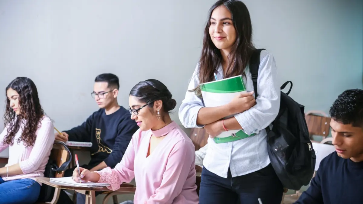 pentingnya memilih kampus dan jurusan dengan bijak, bukan hanya berdasarkan brosur atau gengsi, melainkan sesuai minat, prospek, dan kondisi nyata. (Photo by javier trueba on Unsplash)
