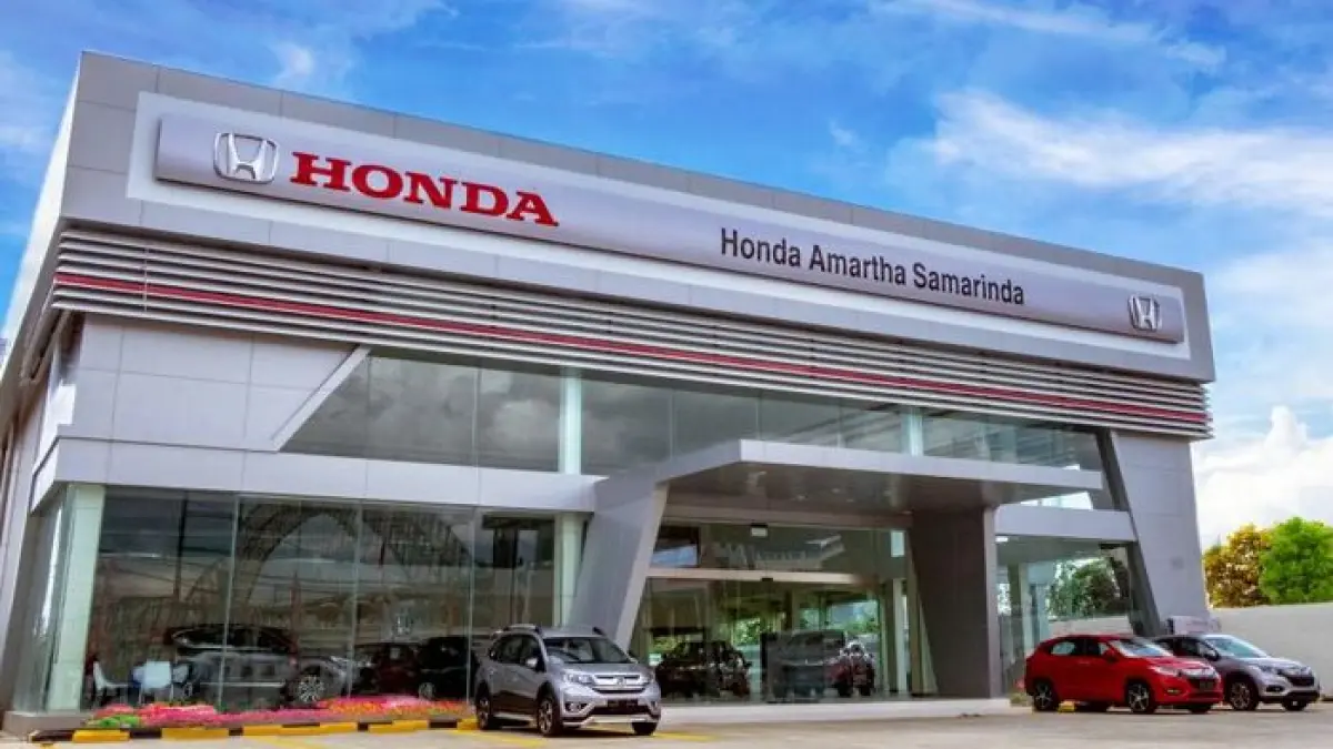Strategi mobil listrik yang terlalu agresif disebut jadi penyebab utama. Target EV dibatalkan, proyek raksasa dihentikan, dan penjualan di China anjlok tajam. (AI)