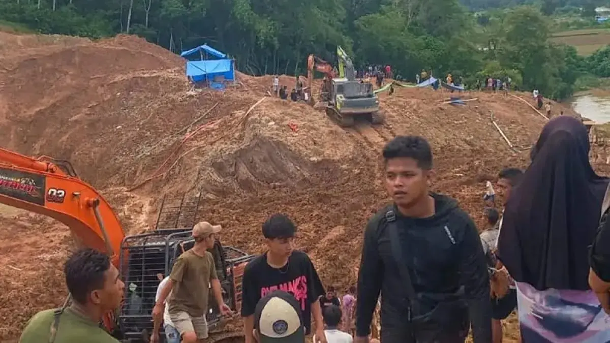 Warga berusaha mengevakuasi pekerja tambang emas ilegal yang tertimbun longsor di Kabupaten Sijunjung, Sumatera Barat. (Antara/HO-warga) 